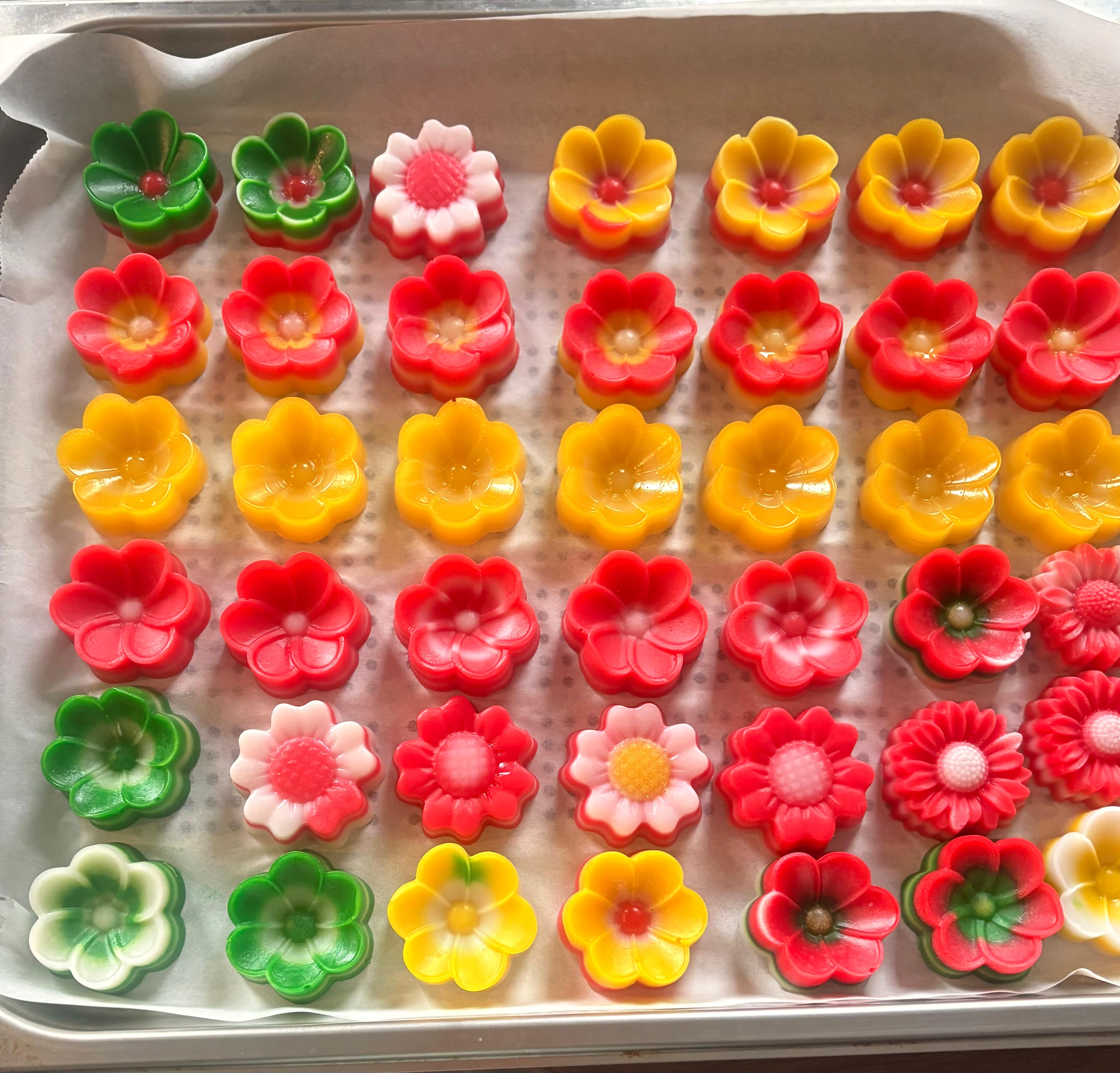 Assortiment gestoomde bloemvormige kue