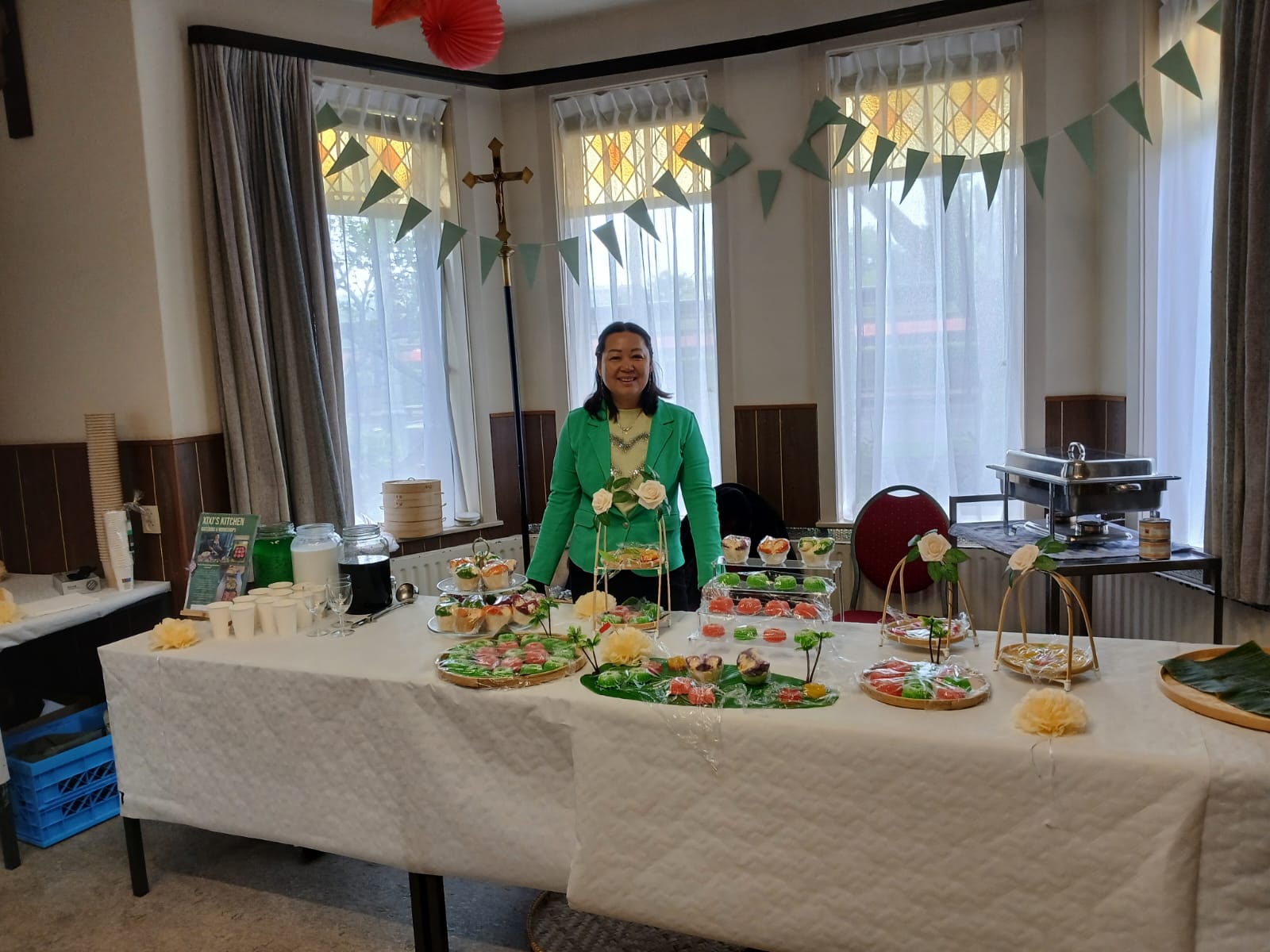 Feestelijke cateringtafel met kleurrijke Indonesische hapjes