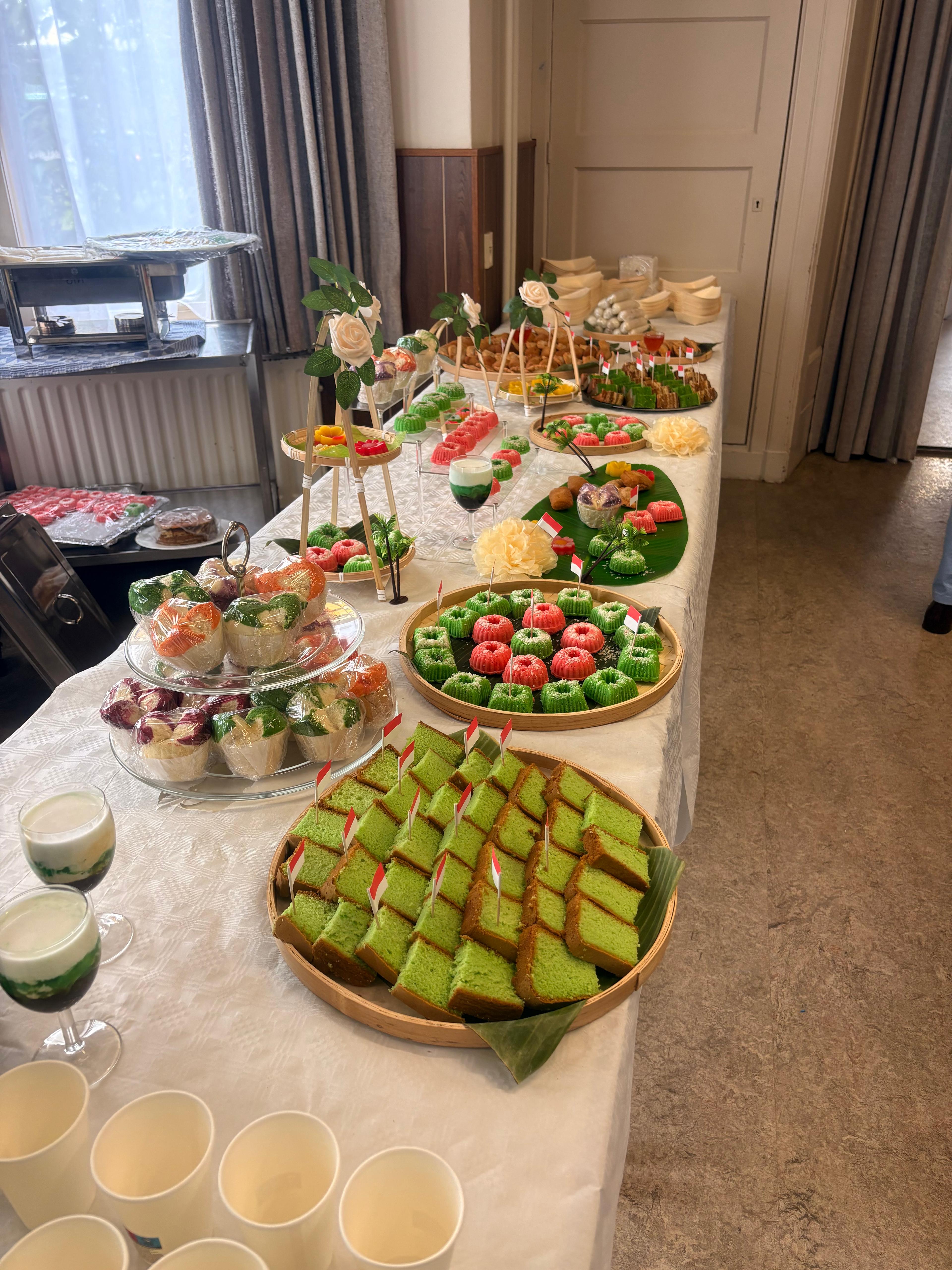 Buffet met kleurrijke kue en pandancake