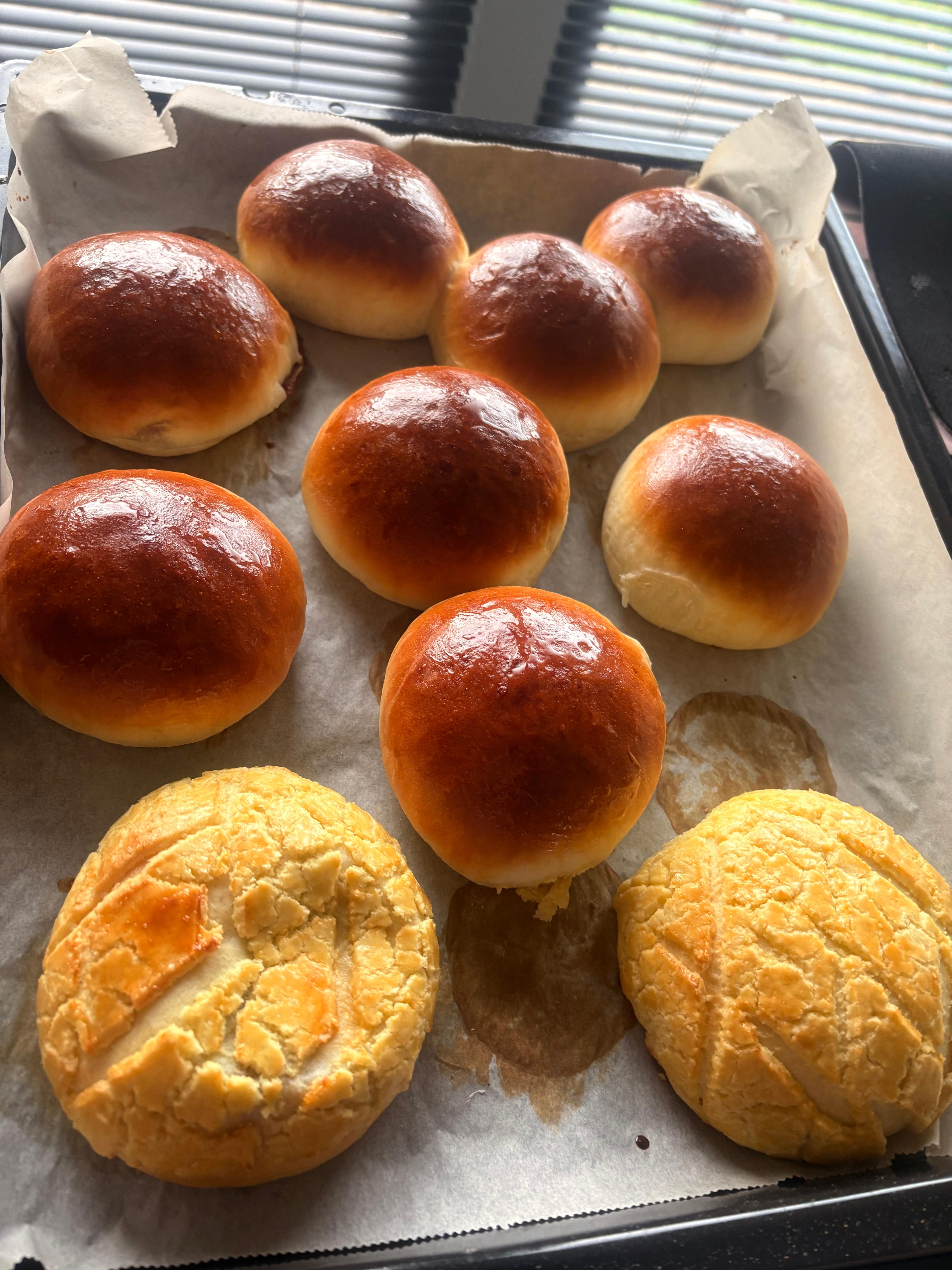 Versgebakken goudbruine broodjes
