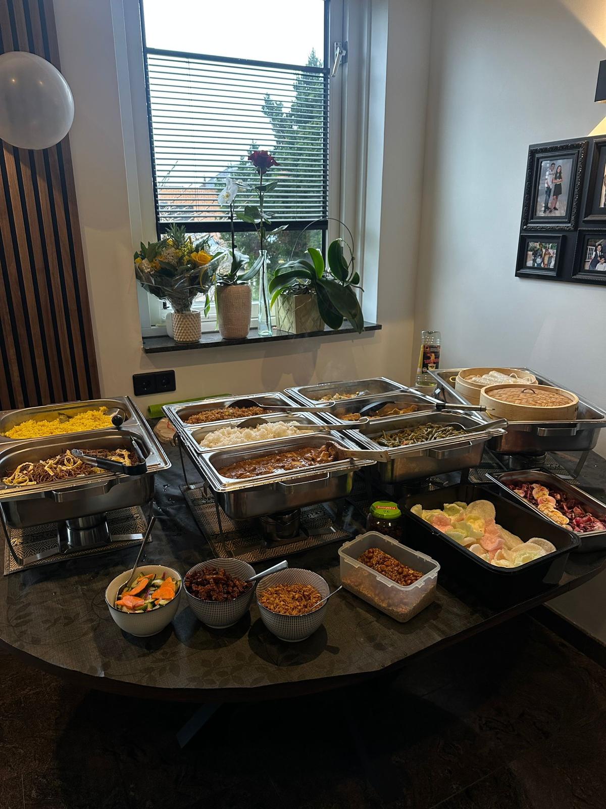 Uitgebreid Indonesisch buffet met warme gerechten