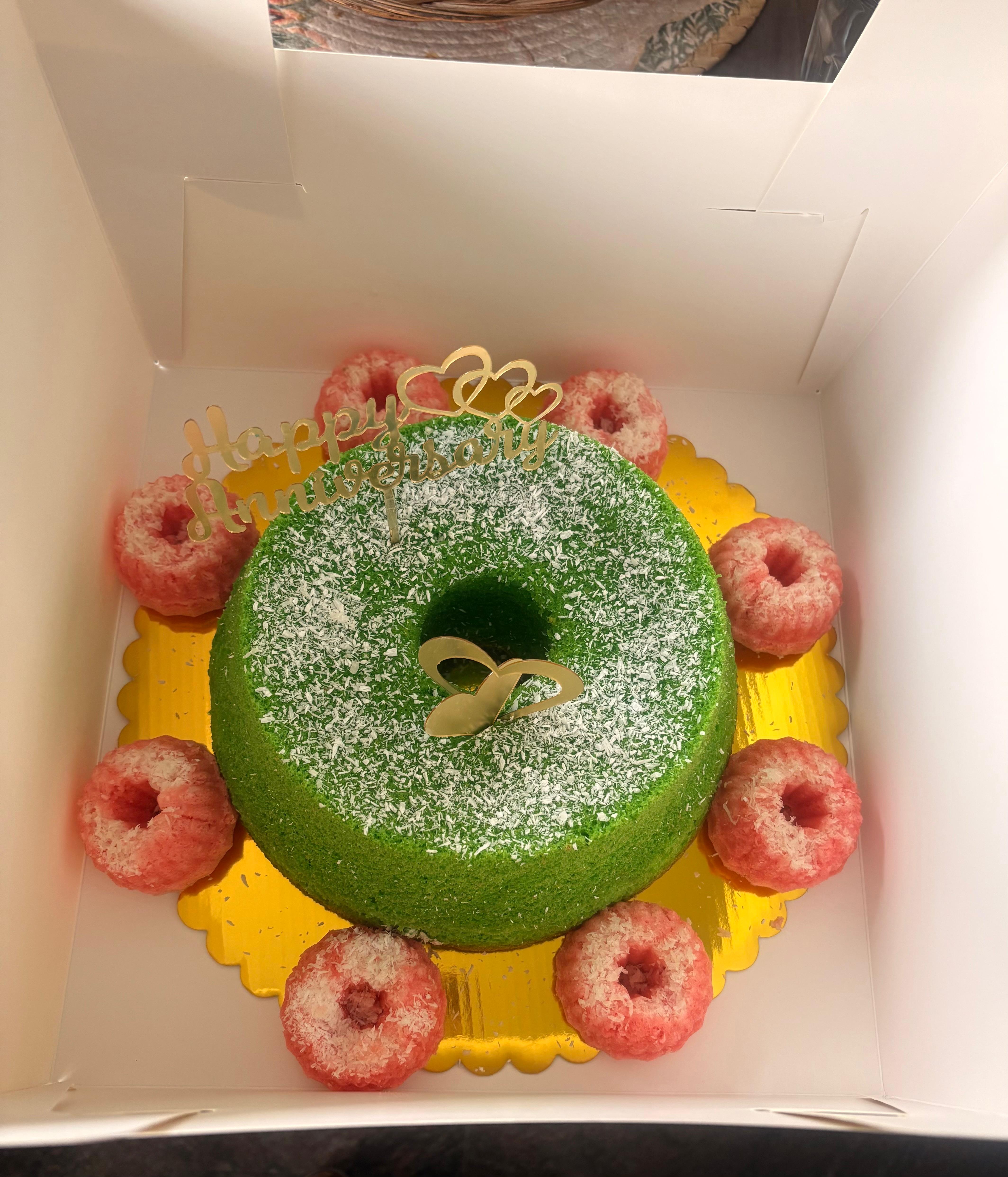 Groene pandancake met poedersuiker en roze cakejes