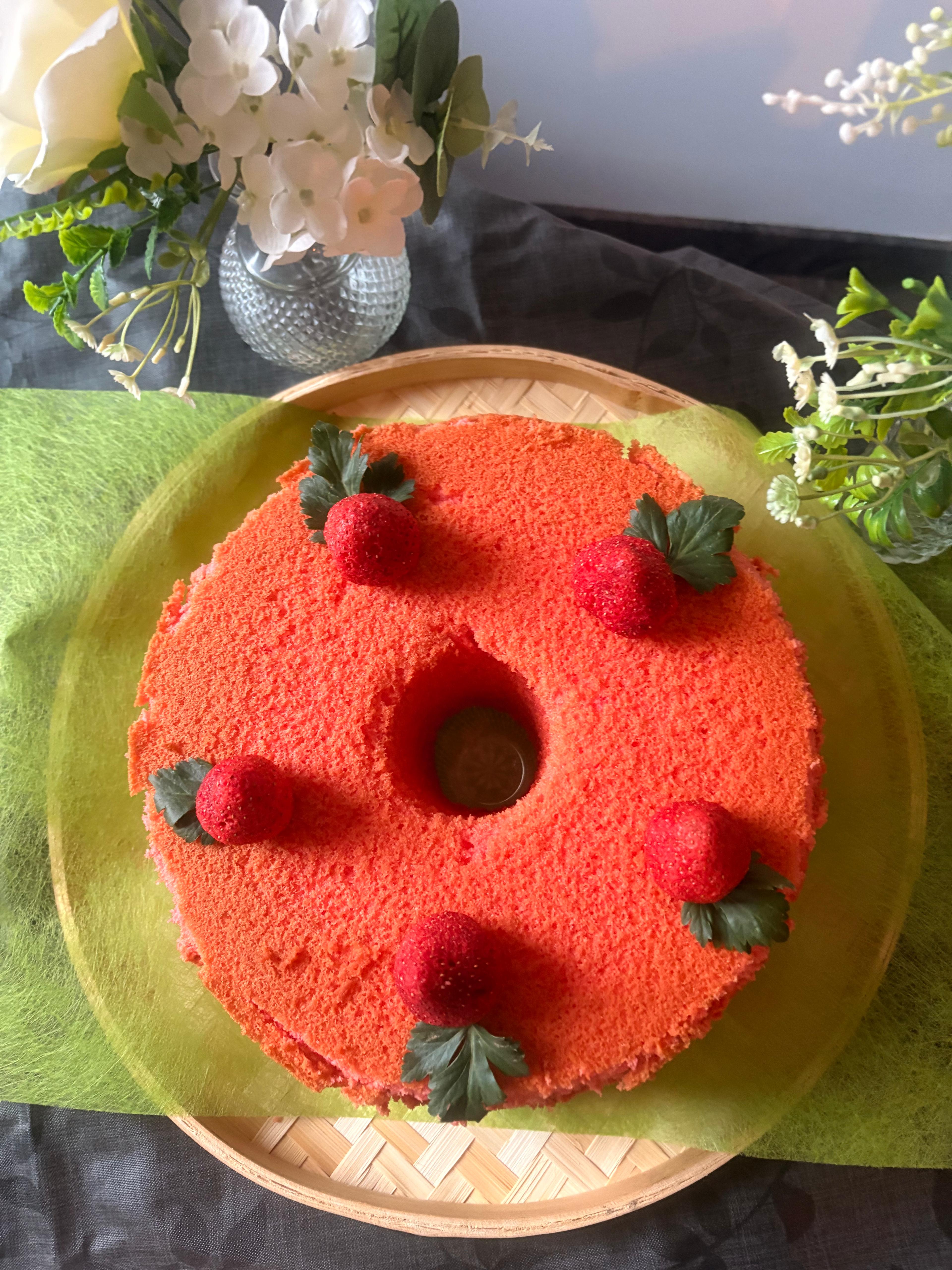 Roze en groene cake met aardbeien